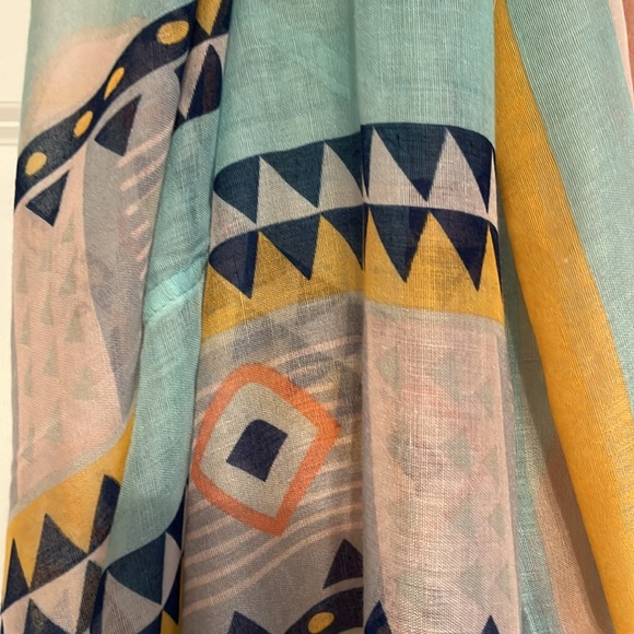 New with Tags Women’s Wrap or Scarf - Picture 2 of 5